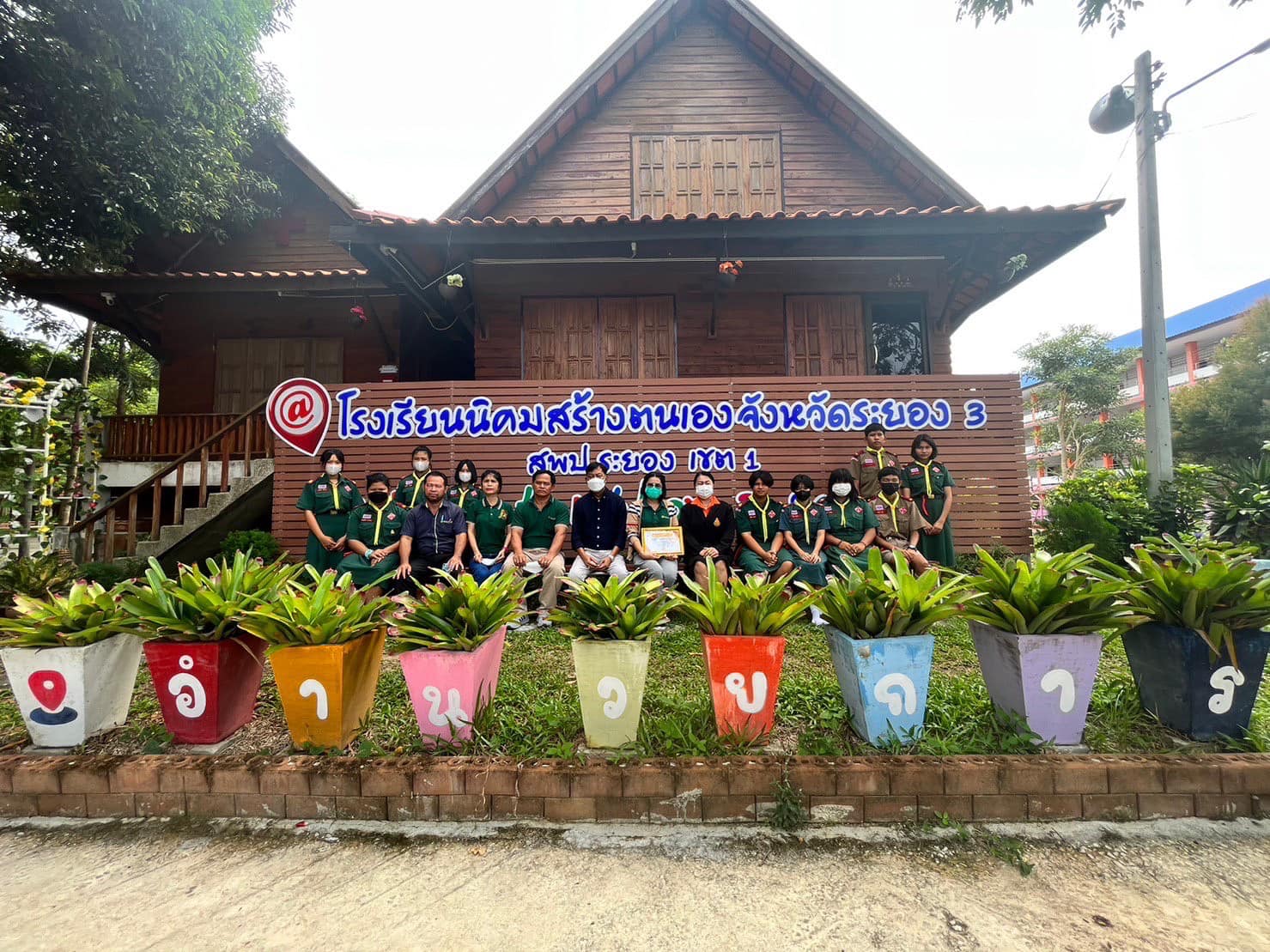 ปกอัลบั้ม มอบชุดโต๊ะ-เก้าอี้คอมพิวเตอร์สำหรับนักเรียน