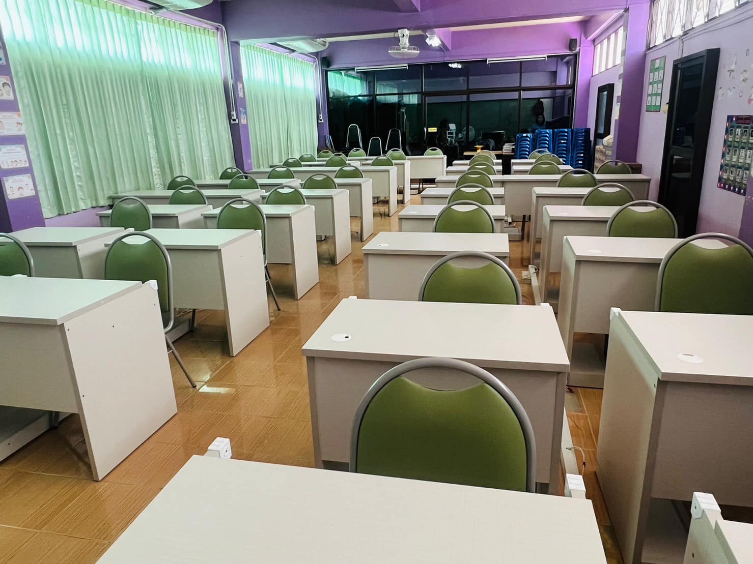 มอบชุดโต๊ะ-เก้าอี้คอมพิวเตอร์สำหรับนักเรียน - 2.jpg